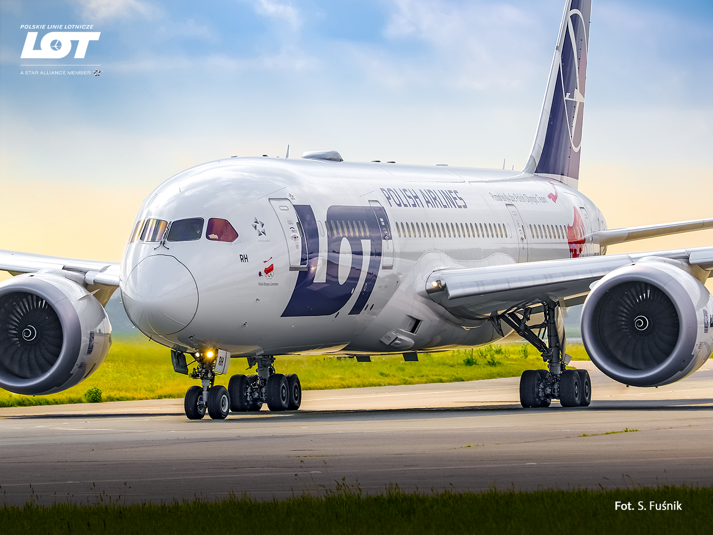Boeing 787 taxiing at Warsaw Chopin Airport